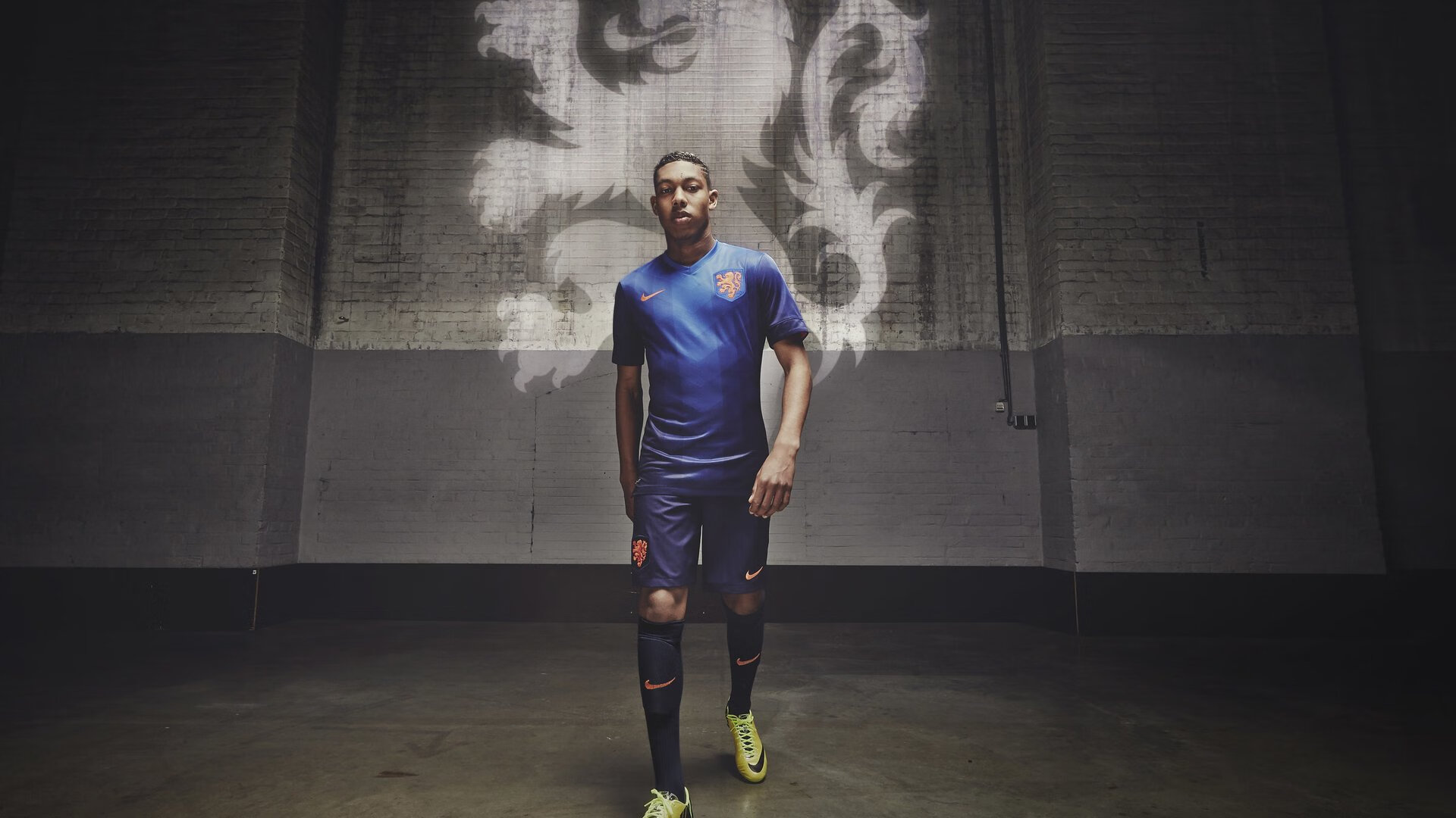 意甲争冠白热化，国际米兰绝杀登顶，AC米兰紧追不舍